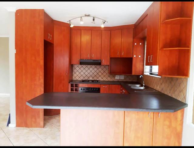 3 BEDROOM TOWNHOUSE RENTED IN LORRAINE